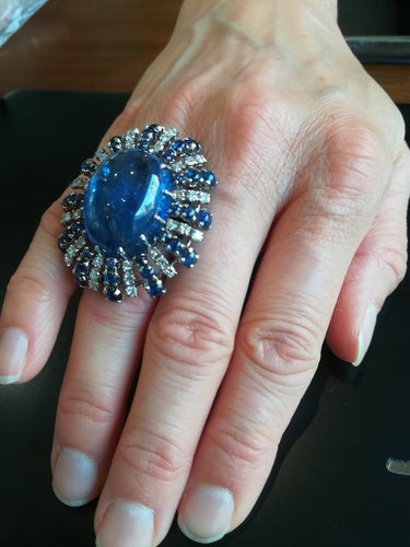 52 Bague cocktail en or, saphirs et diamants 58 Facettes 01381