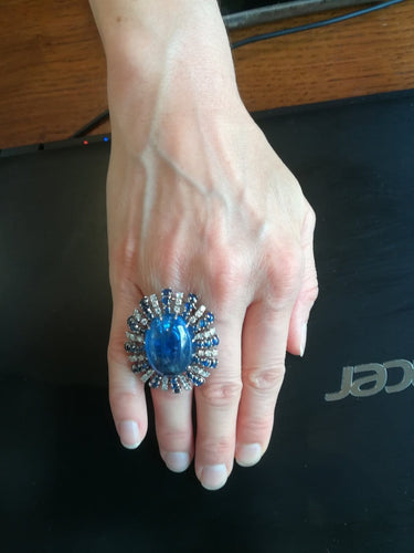 52 Bague cocktail en or, saphirs et diamants 58 Facettes 01381