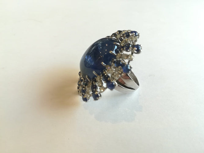52 Bague cocktail en or, saphirs et diamants 58 Facettes 01381