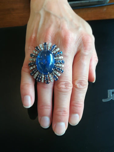 52 Bague cocktail en or, saphirs et diamants 58 Facettes 01381