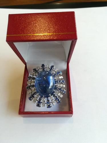 52 Bague cocktail en or, saphirs et diamants 58 Facettes 01381