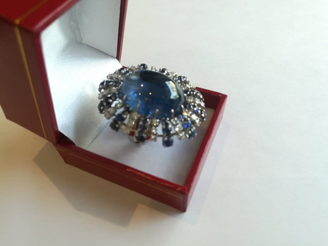52 Bague cocktail en or, saphirs et diamants 58 Facettes 01381