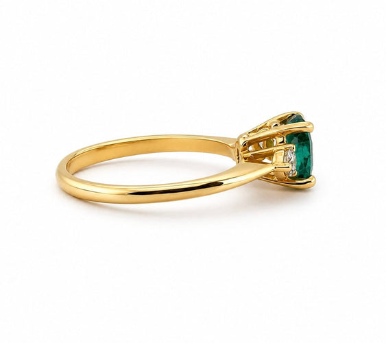 50 Solitaire - Bague en or jaune, émeraude ovale et diamants 58 Facettes 90982-AC13063