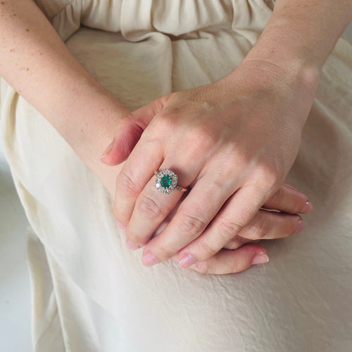 Bague marguerite ovale émeraude diamants or jaune_portée.jpeg