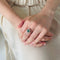 Bague marguerite ovale émeraude diamants or jaune_portée.jpeg