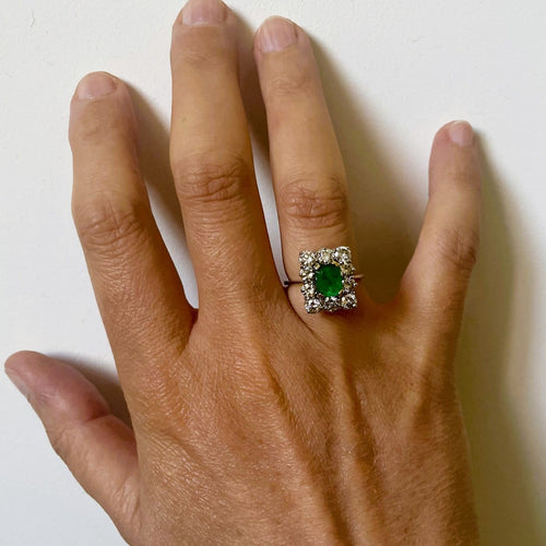 51 Bague entourage en or blanc et platine, émeraude et diamants 58 Facettes LMB-379
