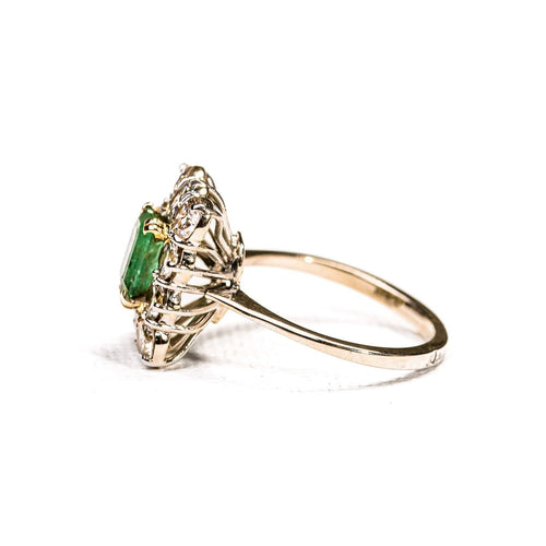 51 Bague entourage en or blanc et platine, émeraude et diamants 58 Facettes LMB-379