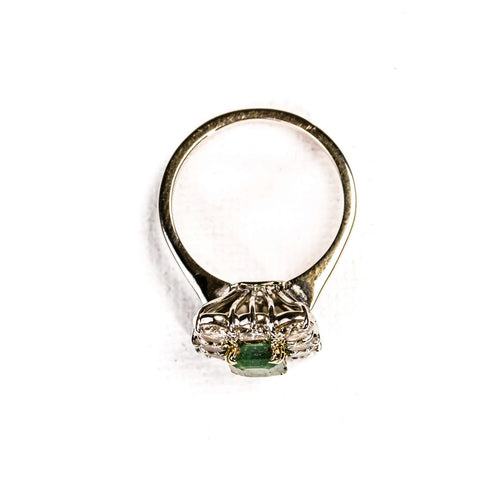 51 Bague entourage en or blanc et platine, émeraude et diamants 58 Facettes LMB-379