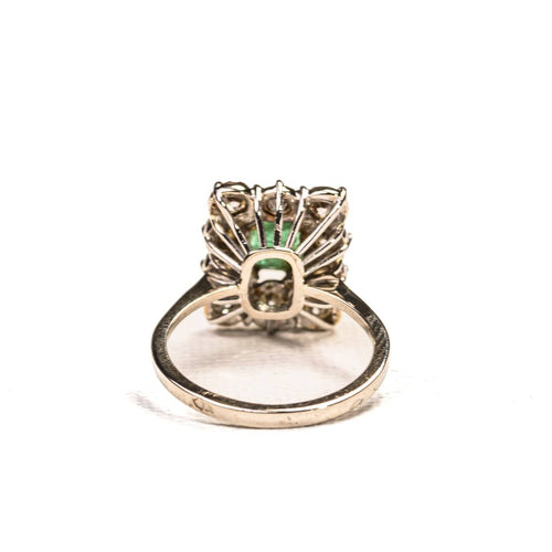 51 Bague entourage en or blanc et platine, émeraude et diamants 58 Facettes LMB-379