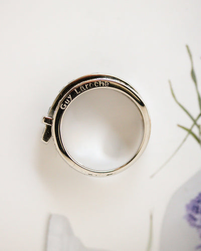 Bague 54 Guy Laroche - Bague bandeau « Ceinture » en or blanc 750, saphirs et diamants 58 Facettes C2259
