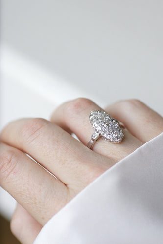 62 Bague marquise ancienne en or blanc et diamants 58 Facettes