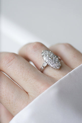 62 Bague marquise ancienne en or blanc et diamants 58 Facettes