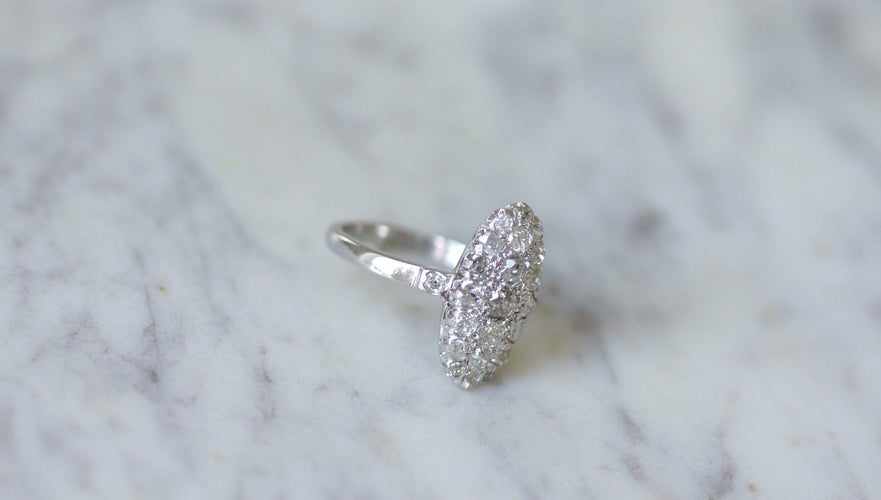 62 Bague marquise ancienne en or blanc et diamants 58 Facettes