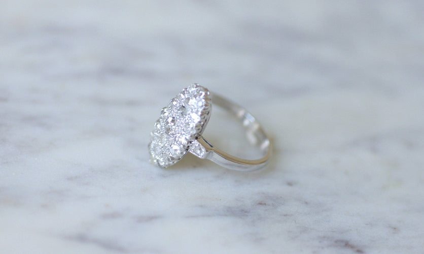62 Bague marquise ancienne en or blanc et diamants 58 Facettes