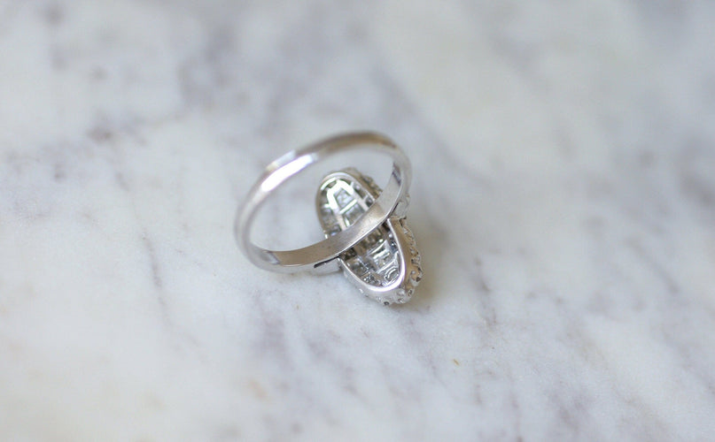 62 Bague marquise ancienne en or blanc et diamants 58 Facettes
