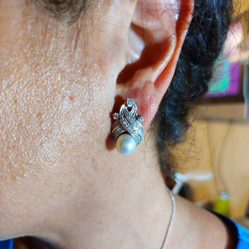Boucles d'oreilles en or blanc, diamants et perles 58 Facettes G3996