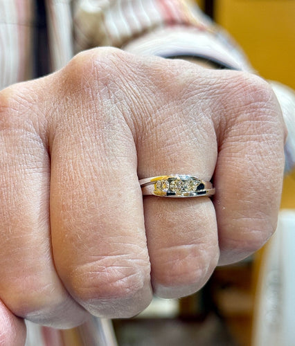 54 Bague trilogie en or blanc 18 carats et diamants 58 Facettes Bob