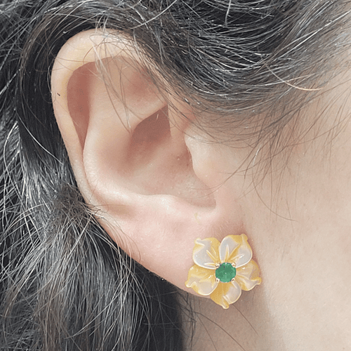 Boucles d'oreilles fleurs en or 18k, nacre et émeraudes 58 Facettes TA29PI688