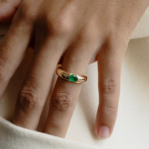49 Bague jonc en or jaune et émeraude 58 Facettes