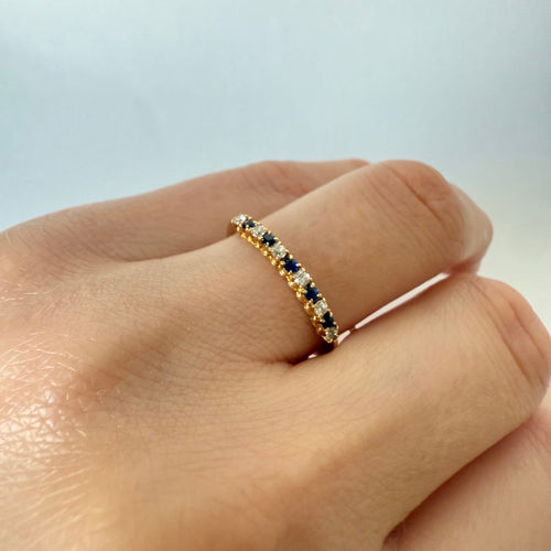 54 Demi-alliance - Bague en or jaune, diamants et saphirs 58 Facettes
