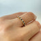 54 Demi-alliance - Bague en or jaune, diamants et saphirs 58 Facettes