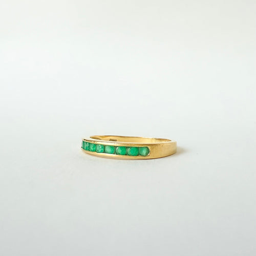55 Demi-alliance - Bague en or jaune 18 carats et émeraudes 58 Facettes