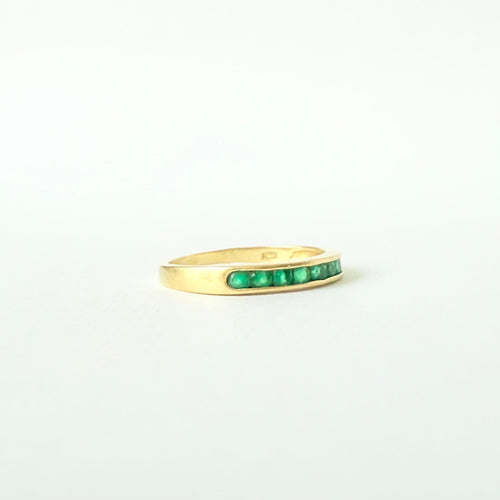 55 Demi-alliance - Bague en or jaune 18 carats et émeraudes 58 Facettes