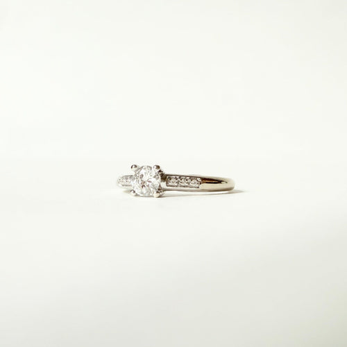 https://cdn.shopify.com/s/files/1/0943/8576/6747/files/Bague_mauboussin_solitaire_3.jpg?v=1769596868