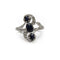 56 Bague ancienne en or blanc, saphirs et diamants 58 Facettes 260188R