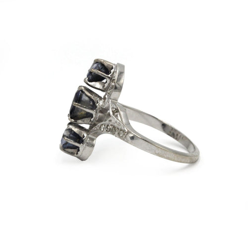 56 Bague ancienne en or blanc, saphirs et diamants 58 Facettes 260188R