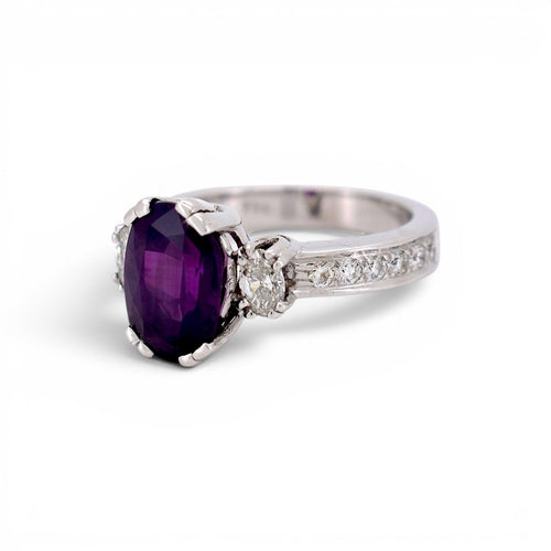 55 Bague trois pierres en or blanc 18 carats, saphir Himalaya et diamants 58 Facettes RI-1027