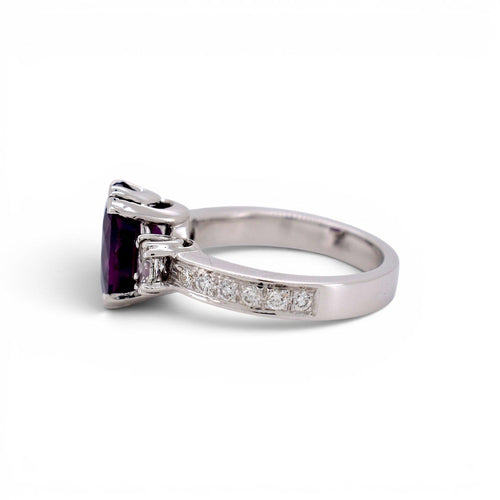 55 Bague trois pierres en or blanc 18 carats, saphir Himalaya et diamants 58 Facettes RI-1027