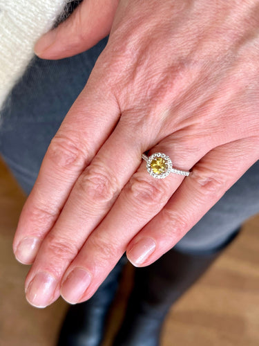 Bague 53 Bague marguerite - Saphir jaune et diamants en or gris 18 carats 58 Facettes B365