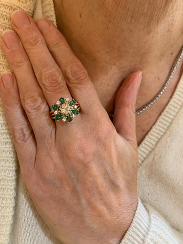 Bague 58 Bague marguerite en or jaune 18 carats avec émeraudes et diamants 58 Facettes B381