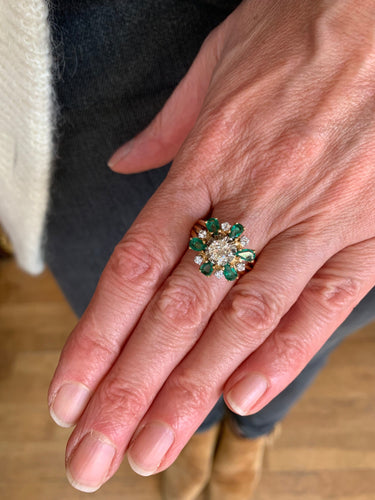 Bague 58 Bague marguerite en or jaune 18 carats avec émeraudes et diamants 58 Facettes B381