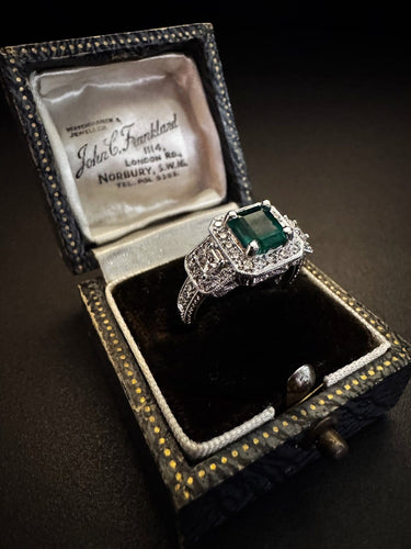 55 Bague vintage en or blanc avec émeraude et diamants 58 Facettes AN4566