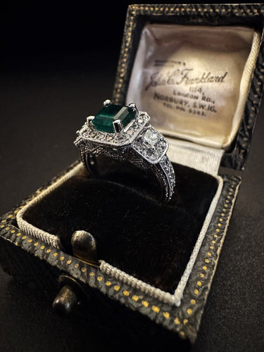 55 Bague vintage en or blanc avec émeraude et diamants 58 Facettes AN4566