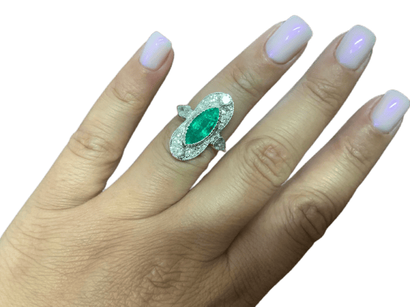 Bague baroque en or blanc avec émeraude colombienne et diamants