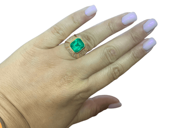 Bague des années 80 en or jaune avec émeraude colombienne et diamants