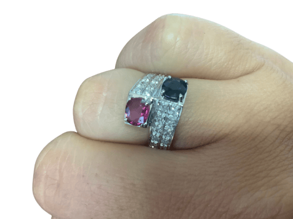 52.5 Toi et Moi - Bague en or blanc avec rubis, saphir et diamants 58 Facettes BA 210