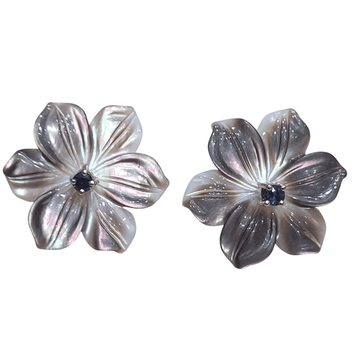 Boucles d'oreilles fleurs en or blanc, nacre et saphirs 58 Facettes T290PI132