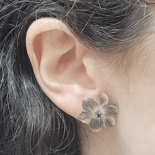 Boucles d'oreilles fleurs en or blanc, nacre et saphirs 58 Facettes T290PI132