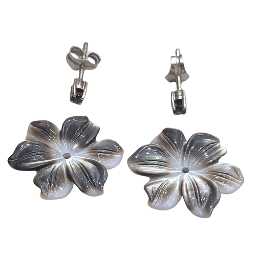 Boucles d'oreilles fleurs en or blanc, nacre et saphirs 58 Facettes T290PI132