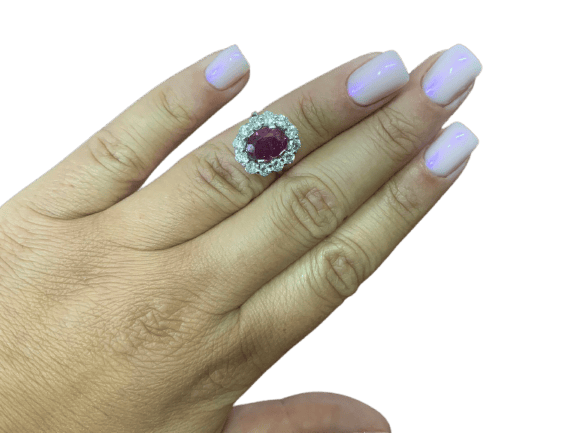 Bague pavée en or blanc avec rubis thaï et diamants