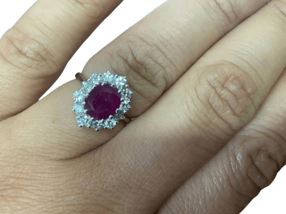 Bague en or blanc avec rubis et diamants
