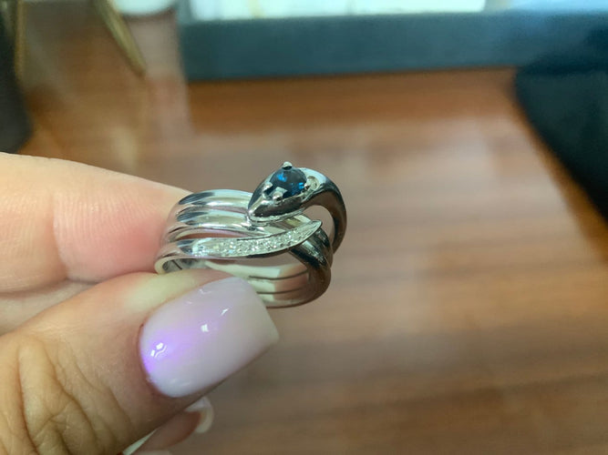 55 Bague serpent en or blanc avec saphir et diamants 58 Facettes BA 437