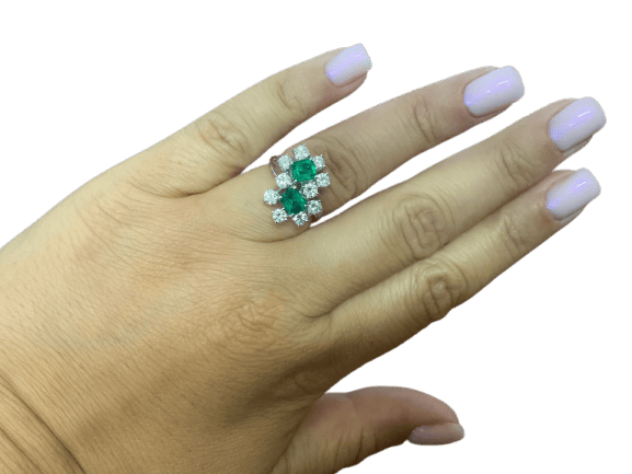 54 Bague cocktail en or blanc, émeraude colombienne et diamants 58 Facettes BA 461