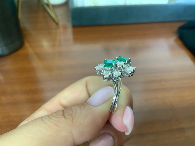 54 Bague cocktail en or blanc, émeraude colombienne et diamants 58 Facettes BA 461