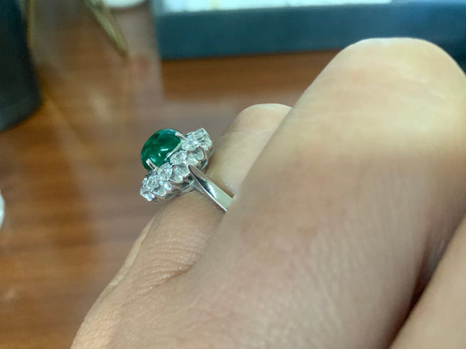 54 Bague en or blanc avec émeraude cabochon et diamant 58 Facettes BA 498