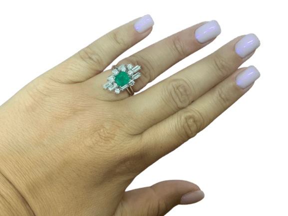 54 Art déco - Bague en or blanc, émeraude colombienne et diamants 58 Facettes BA 737